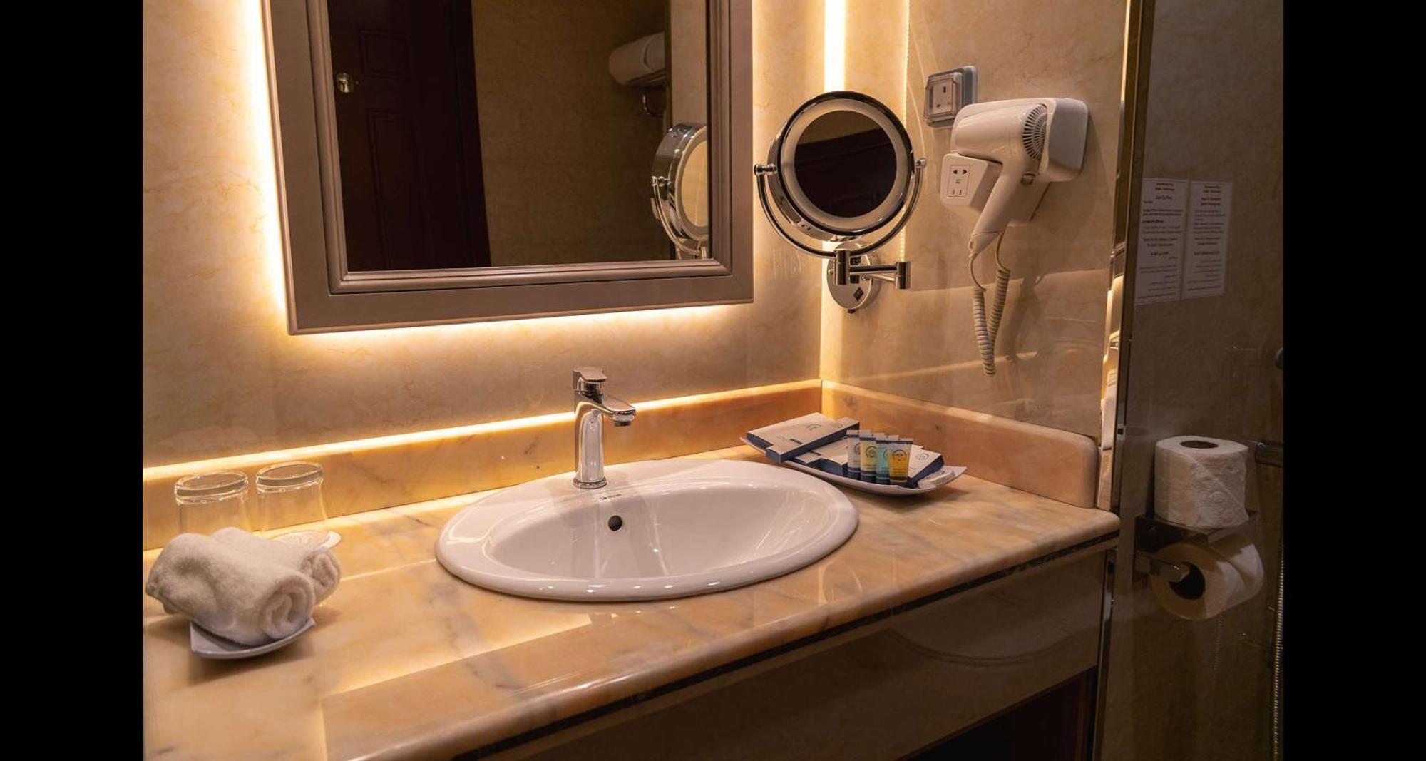 Best Western Plus Jeddah Hotel Madinah Road Bagian luar foto